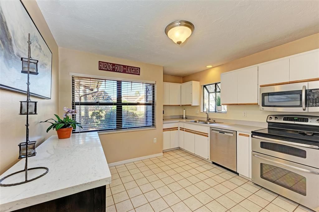 For Sale: $350,000 (2 beds, 2 baths, 1902 Square Feet)