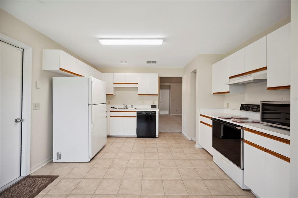 For Sale: $255,000 (2 beds, 2 baths, 1367 Square Feet)