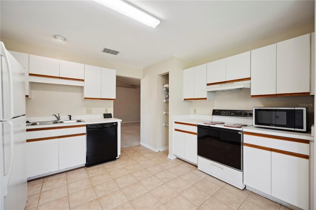 For Sale: $255,000 (2 beds, 2 baths, 1367 Square Feet)