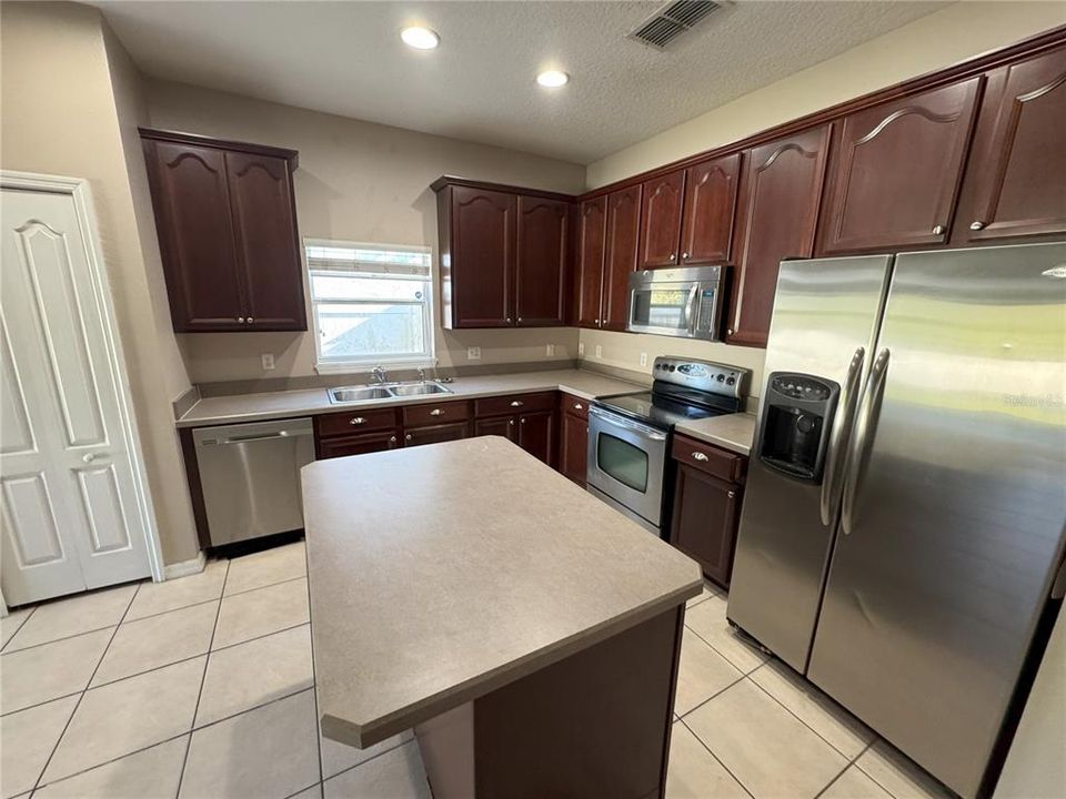 For Rent: $2,795 (3 beds, 2 baths, 1770 Square Feet)