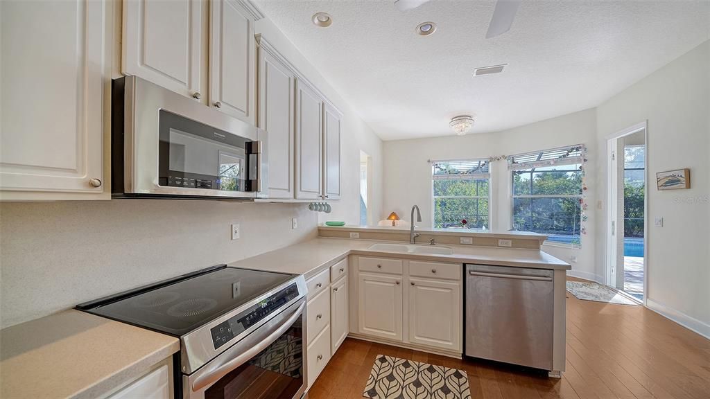 Kitchen with breakfast bar and eat-in area