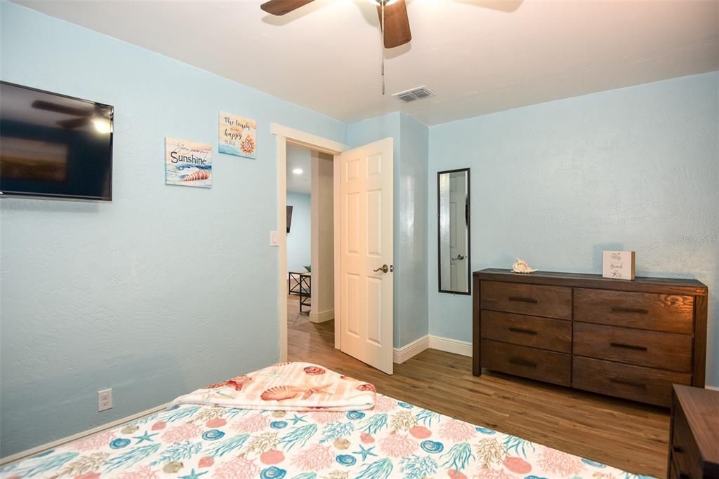 For Sale: $235,000 (2 beds, 1 baths, 1340 Square Feet)