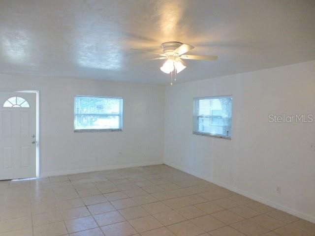 For Rent: $1,050 (2 beds, 1 baths, 912 Square Feet)