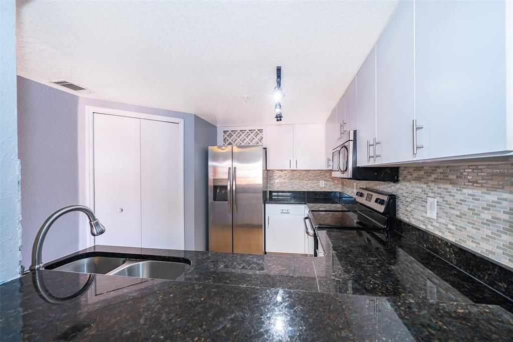 For Sale: $200,000 (2 beds, 2 baths, 1398 Square Feet)