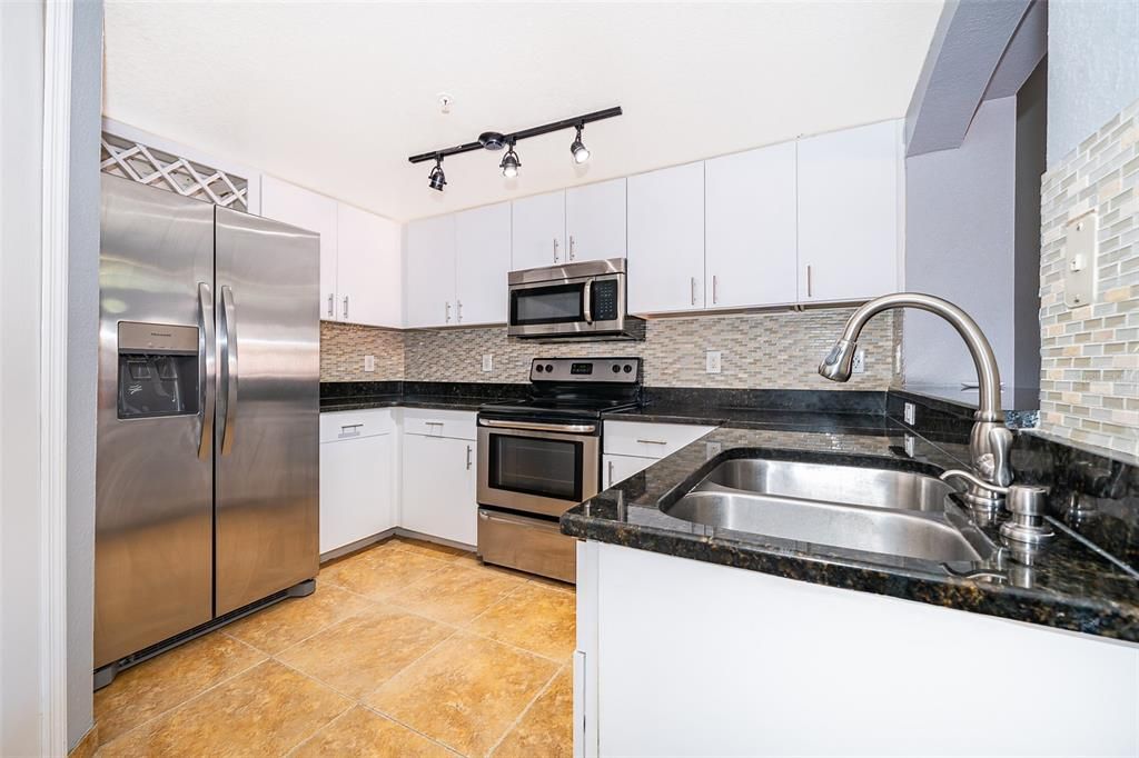 For Sale: $200,000 (2 beds, 2 baths, 1398 Square Feet)