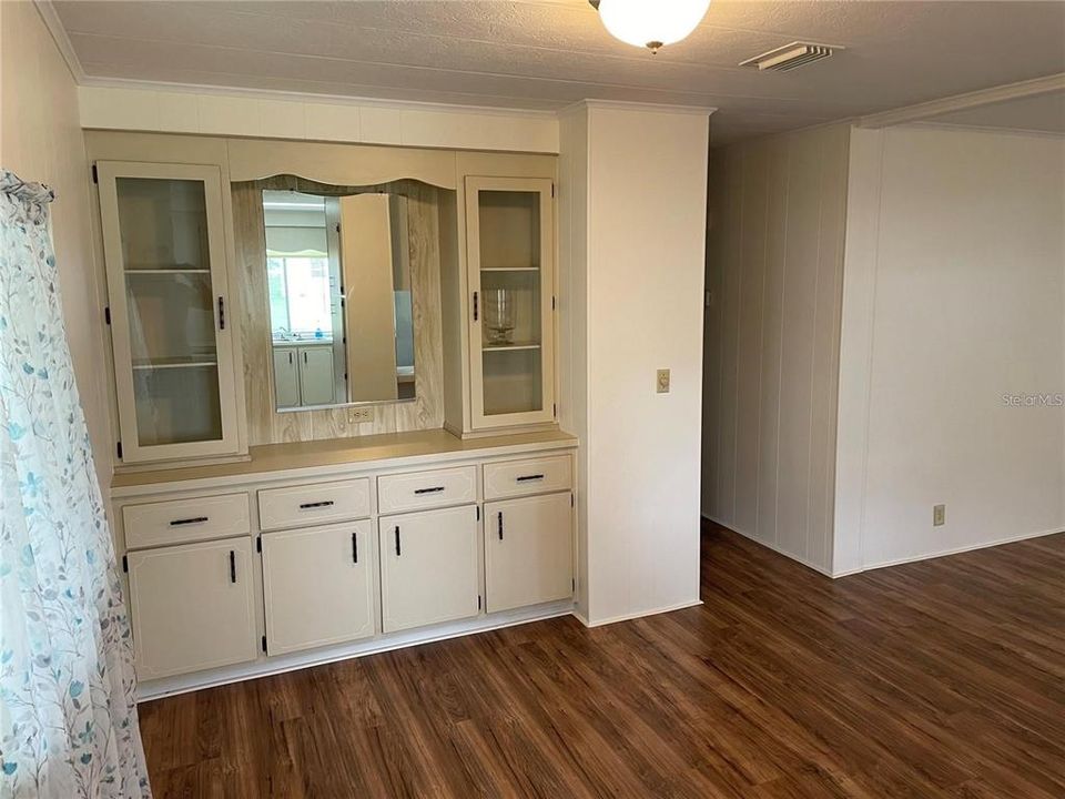 For Sale: $159,900 (2 beds, 2 baths, 1304 Square Feet)