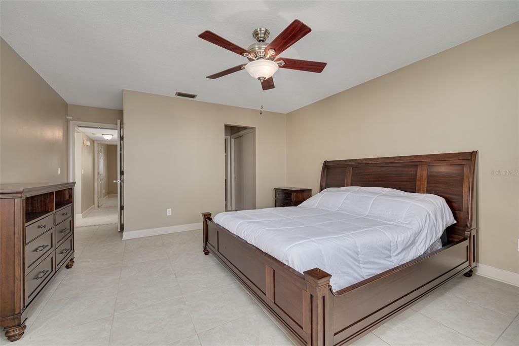 For Sale: $298,000 (2 beds, 2 baths, 1162 Square Feet)