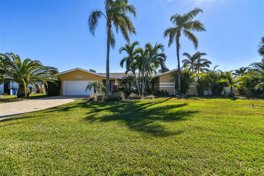 For Sale: $1,800,000 (4 beds, 3 baths, 1929 Square Feet)