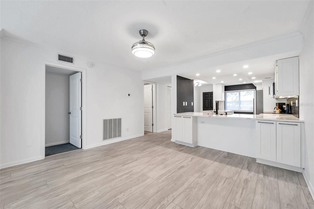 For Sale: $569,000 (2 beds, 2 baths, 1218 Square Feet)