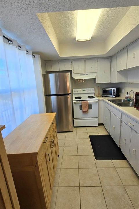 For Sale: $125,000 (1 beds, 1 baths, 869 Square Feet)