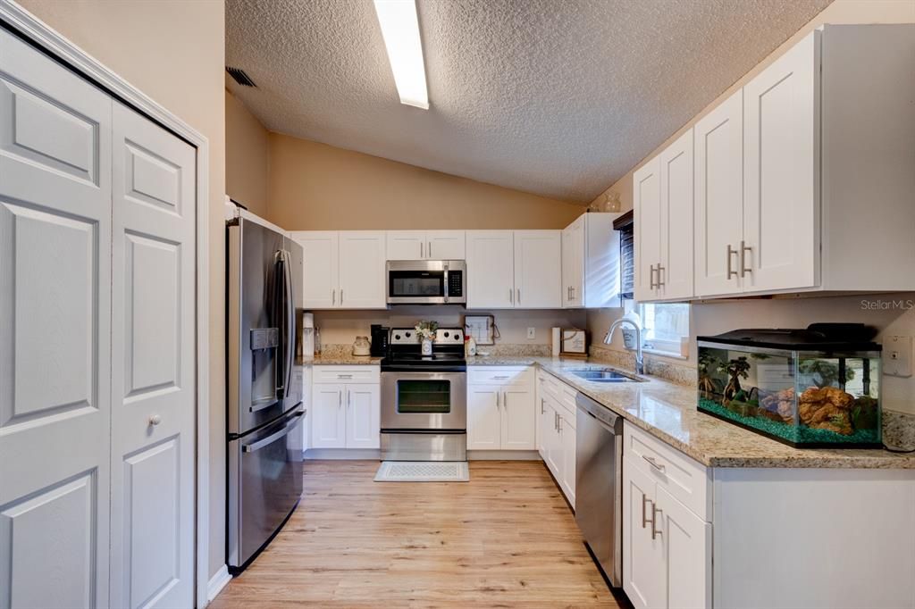 For Sale: $349,900 (3 beds, 2 baths, 1402 Square Feet)