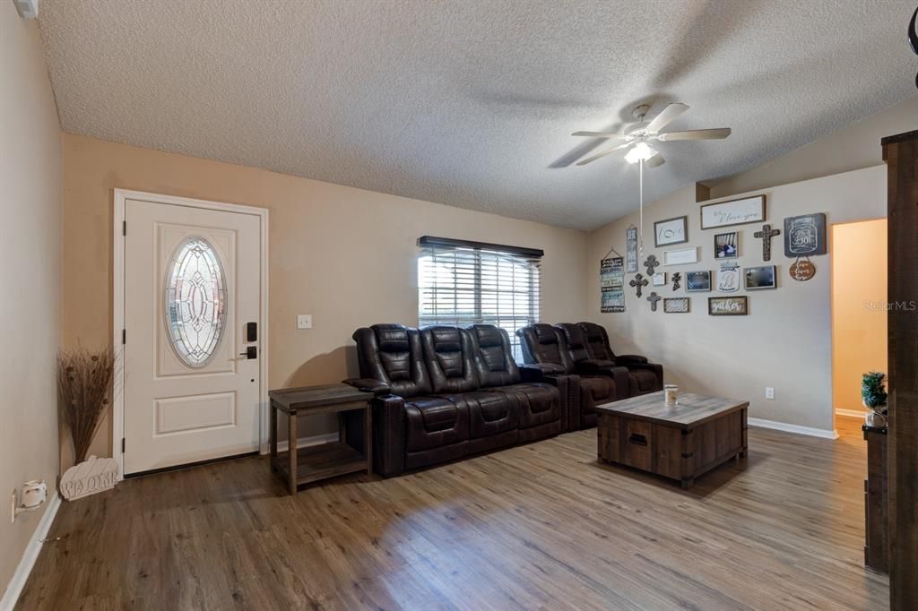 For Sale: $349,900 (3 beds, 2 baths, 1402 Square Feet)