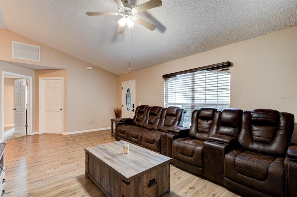 For Sale: $349,900 (3 beds, 2 baths, 1402 Square Feet)