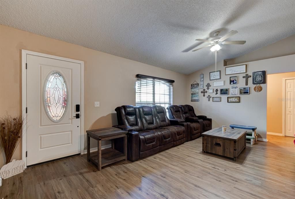 For Sale: $349,900 (3 beds, 2 baths, 1402 Square Feet)