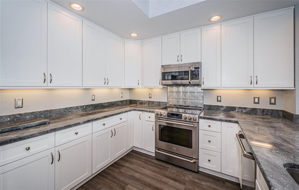 Large Contemporary Kitchen