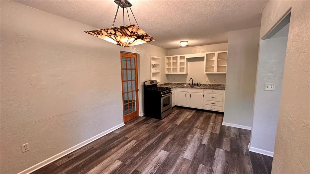 For Rent: $1,600 (2 beds, 1 baths, 814 Square Feet)