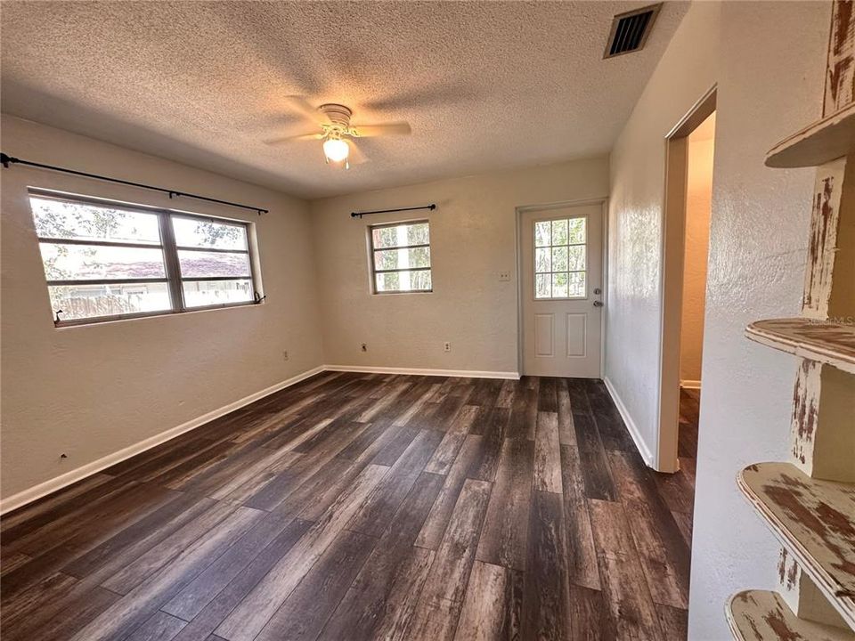 For Rent: $1,600 (2 beds, 1 baths, 814 Square Feet)