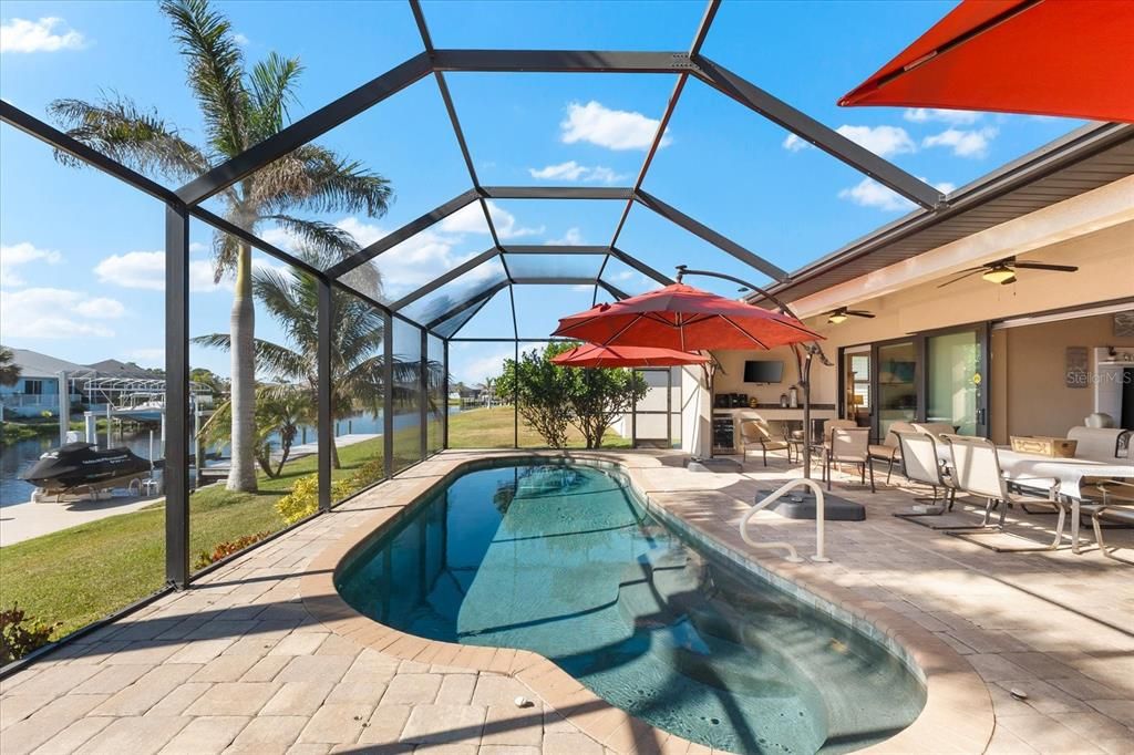 Pool Features Benches and Jets