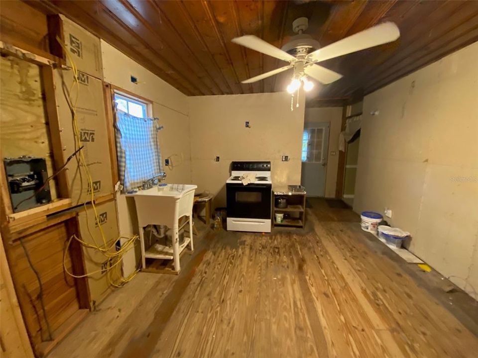 For Sale: $259,000 (2 beds, 1 baths, 1152 Square Feet)