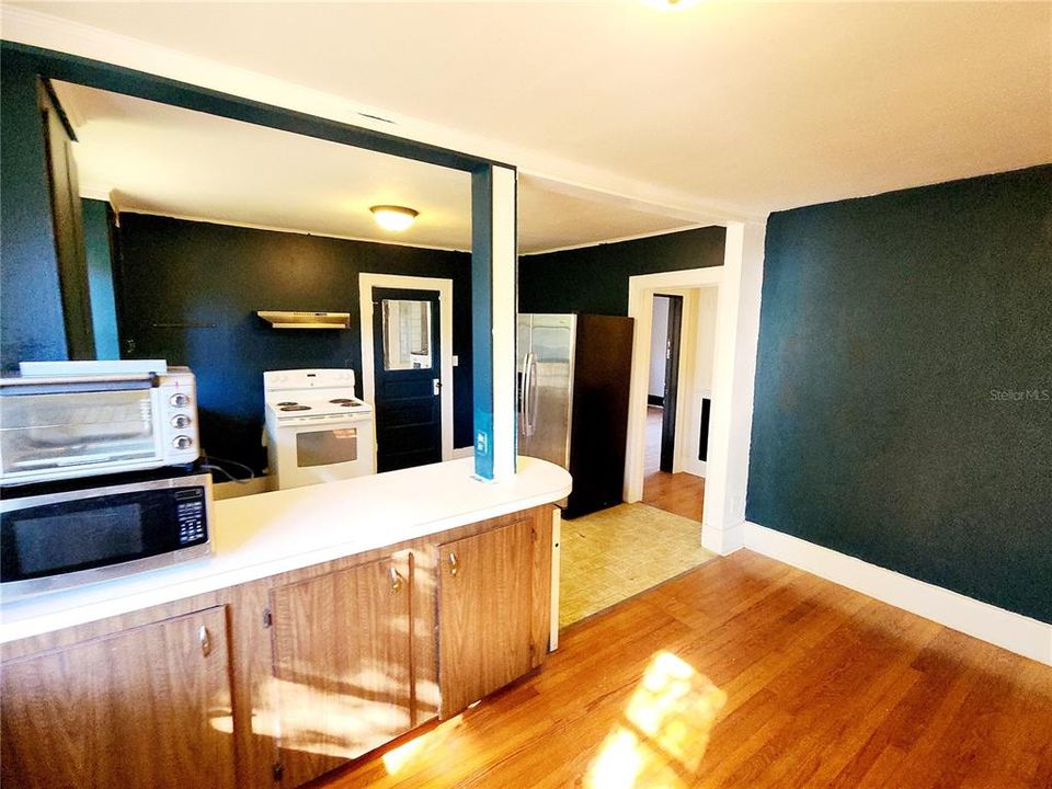 For Sale: $250,000 (2 beds, 1 baths, 1414 Square Feet)