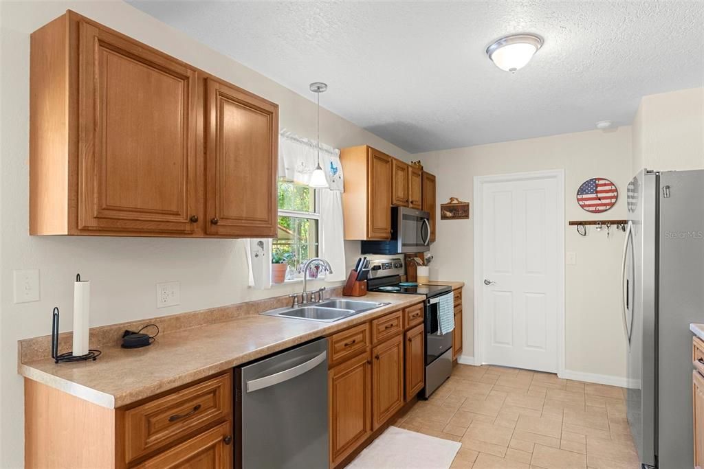 For Sale: $350,000 (3 beds, 1 baths, 1152 Square Feet)