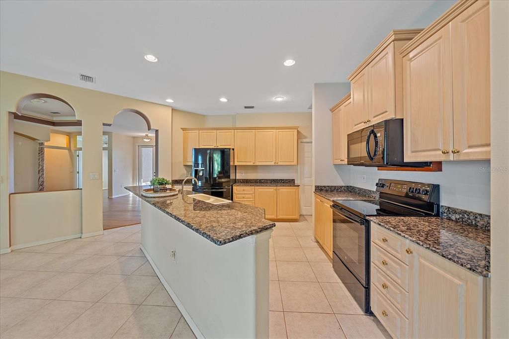 Kitchen with breakfast bar