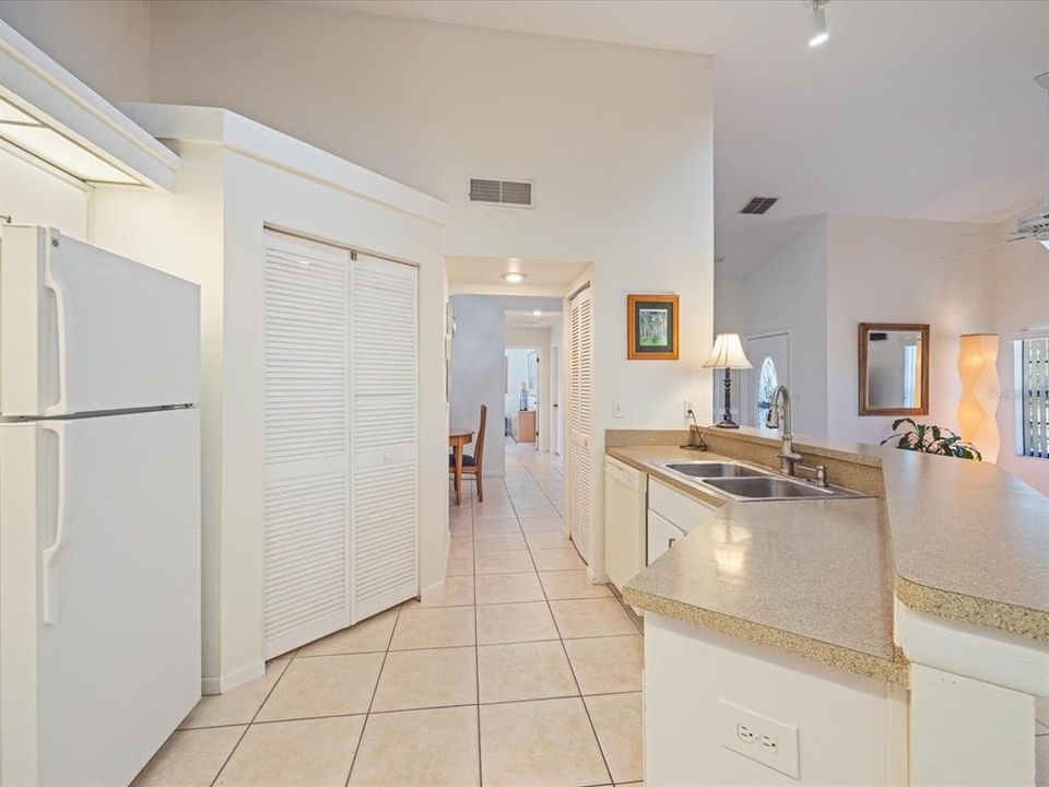 For Sale: $394,999 (2 beds, 2 baths, 1235 Square Feet)