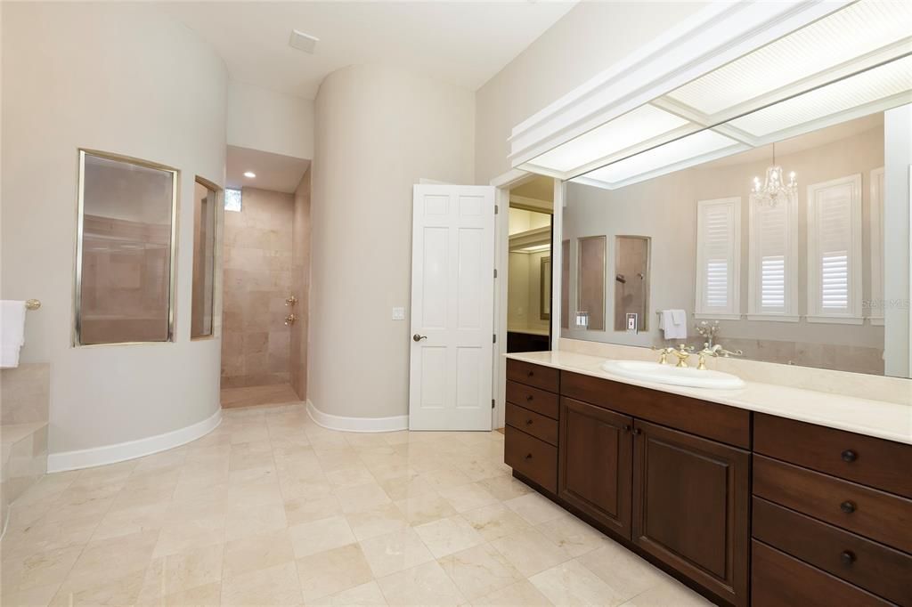 Primary suite ensuite bathroom.