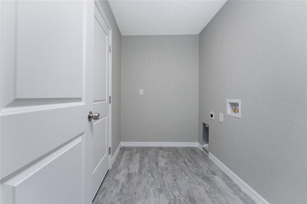 Active With Contract: $329,900 (3 beds, 2 baths, 1663 Square Feet)