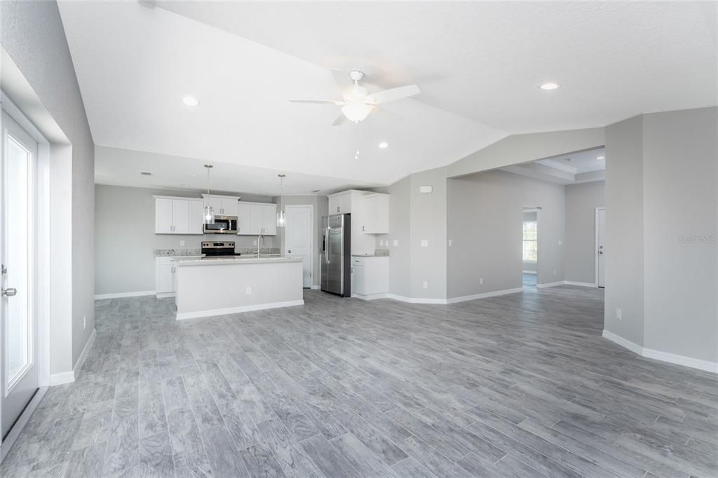 Active With Contract: $329,900 (3 beds, 2 baths, 1663 Square Feet)