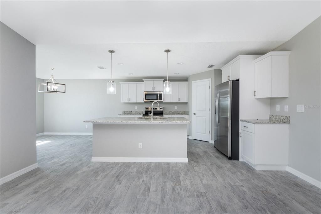 Active With Contract: $329,900 (3 beds, 2 baths, 1663 Square Feet)