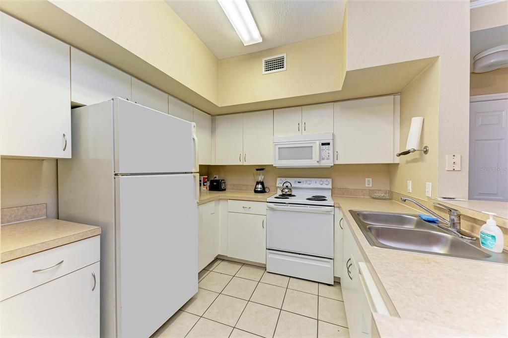 For Sale: $239,999 (1 beds, 1 baths, 759 Square Feet)