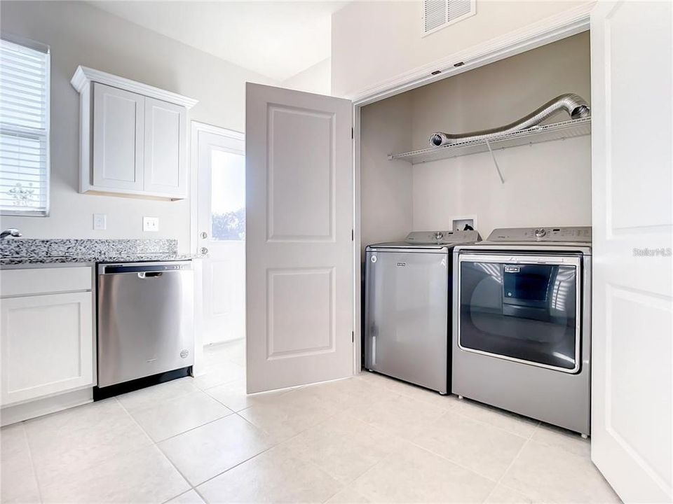 For Rent: $2,200 (3 beds, 2 baths, 1164 Square Feet)