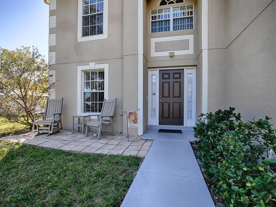 Front entranceway with sitting area