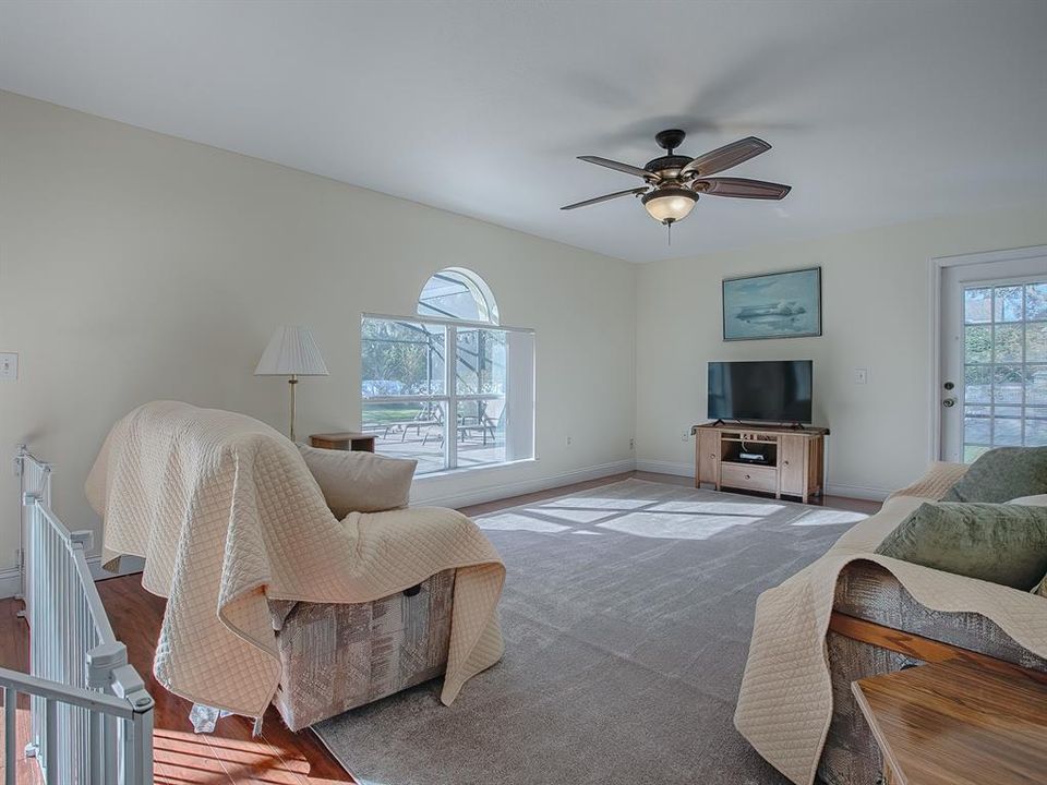 Light and bright Living room with hardwood flooring