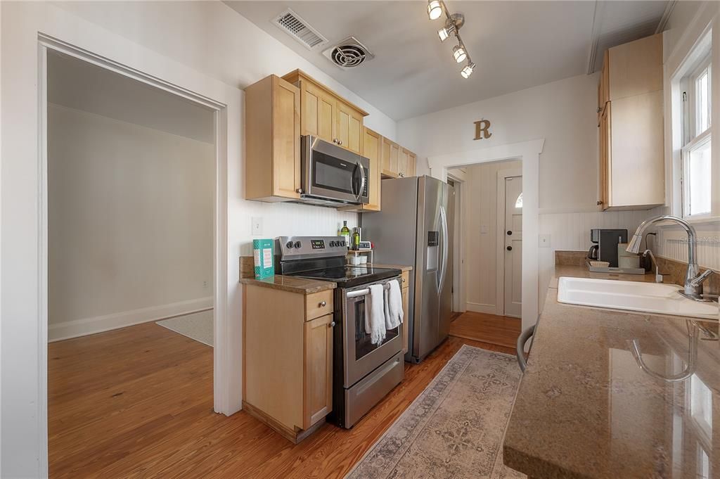 Active With Contract: $365,000 (2 beds, 1 baths, 992 Square Feet)