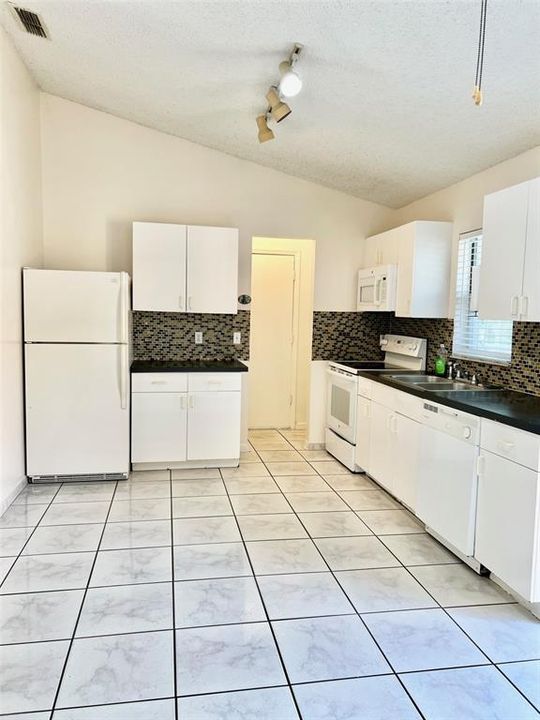 For Rent: $1,995 (3 beds, 2 baths, 1246 Square Feet)