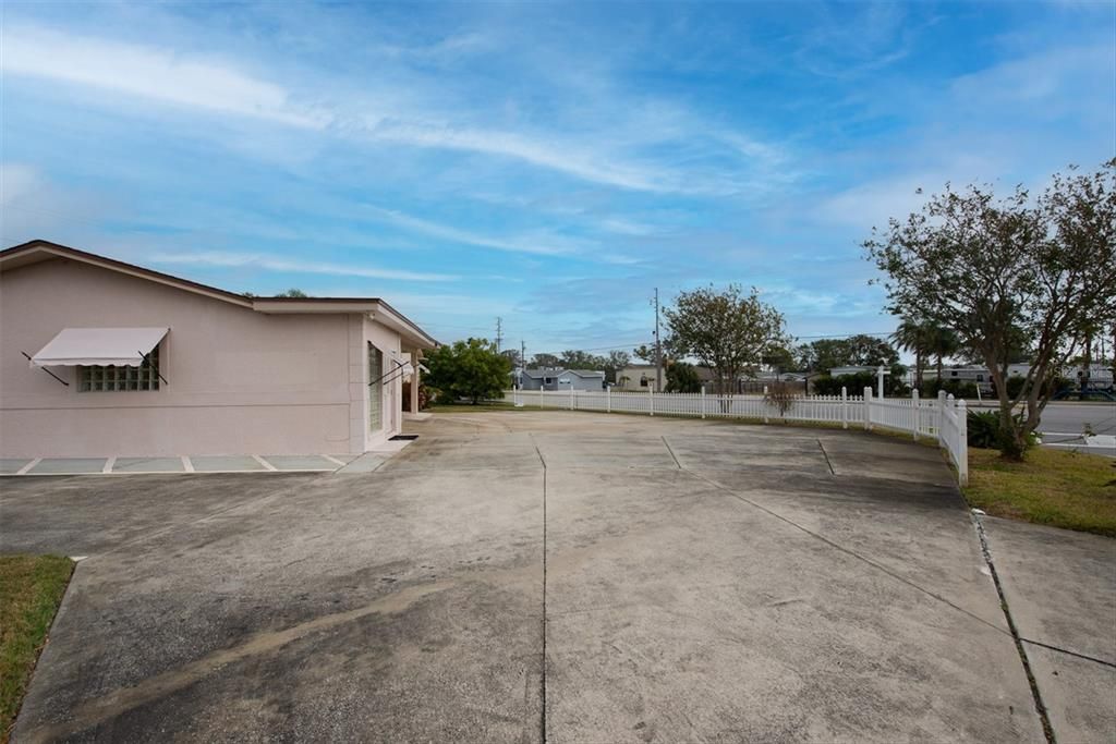 Corner lot on Seminole BLVD.  Parking lot has 8 spaces and 41,000 cars pass by a day on Seminole BLVD.