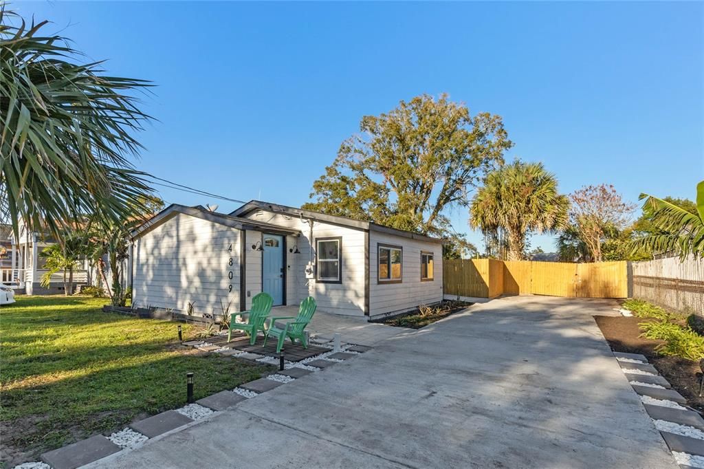 For Sale: $359,990 (3 beds, 2 baths, 1060 Square Feet)