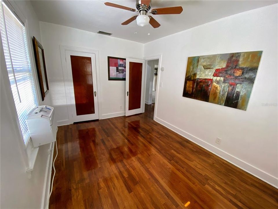 For Sale: $315,000 (2 beds, 1 baths, 752 Square Feet)