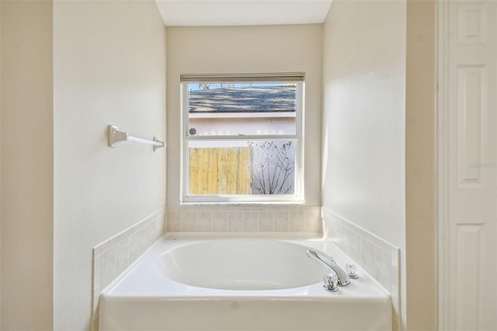 Primary en suite garden tub