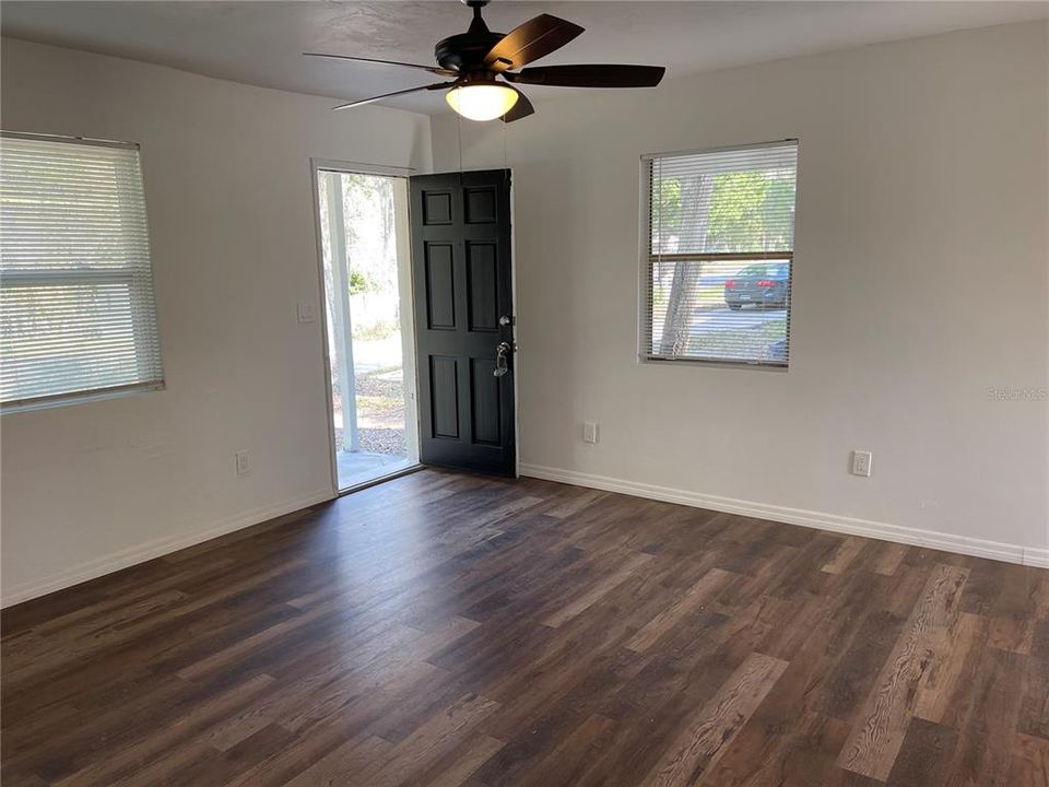 For Rent: $1,150 (2 beds, 1 baths, 800 Square Feet)