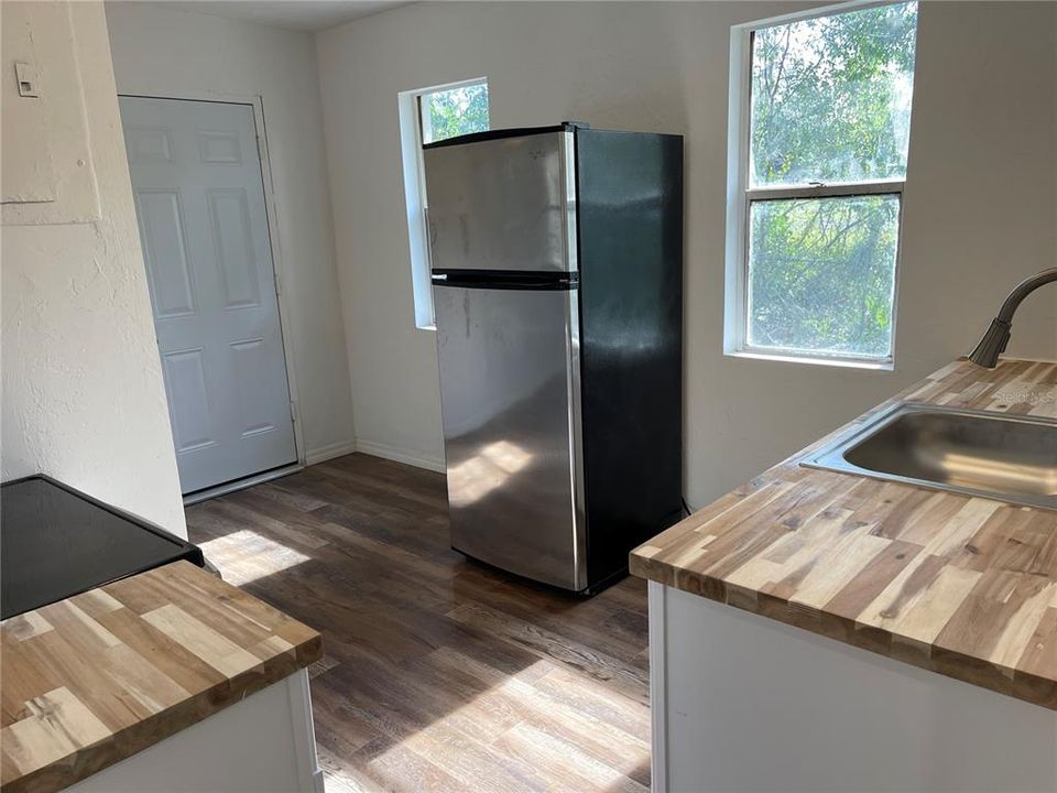 For Rent: $1,150 (2 beds, 1 baths, 800 Square Feet)