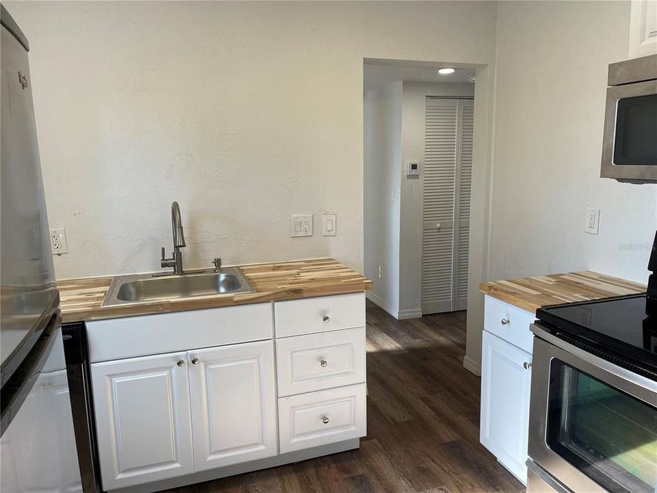 For Rent: $1,150 (2 beds, 1 baths, 800 Square Feet)