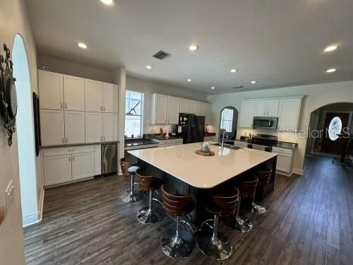 Huge kitchen Island with breakfast bar / seating for all!