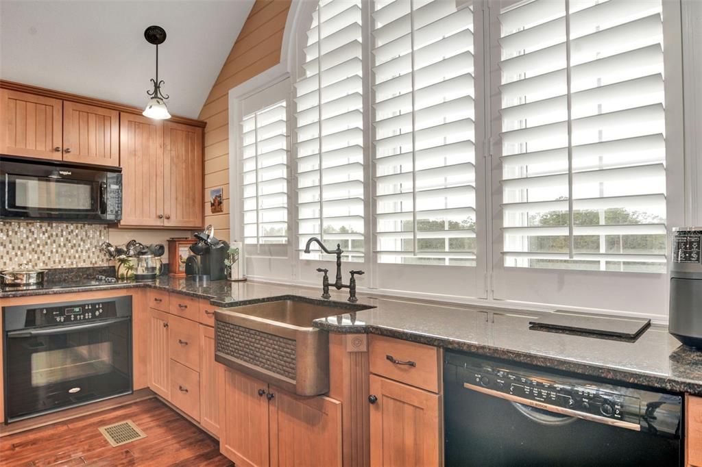 Kitchen w/ farm sink