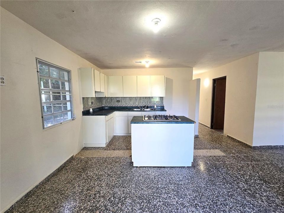 Activo con contrato: $115,000 (3 camas, 2 baños, 875 Pies cuadrados)