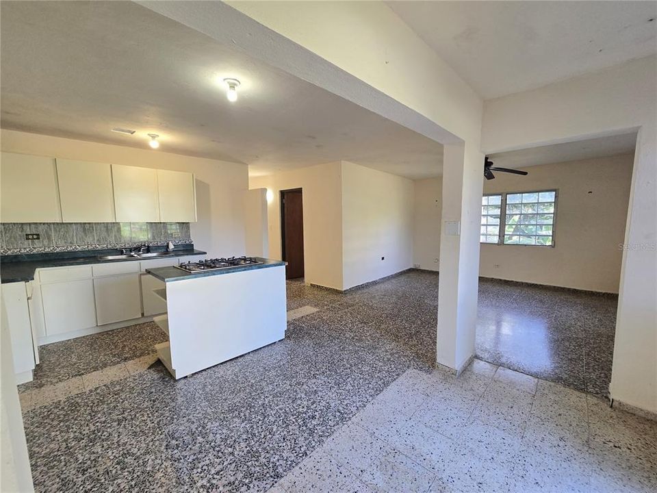 Activo con contrato: $115,000 (3 camas, 2 baños, 875 Pies cuadrados)