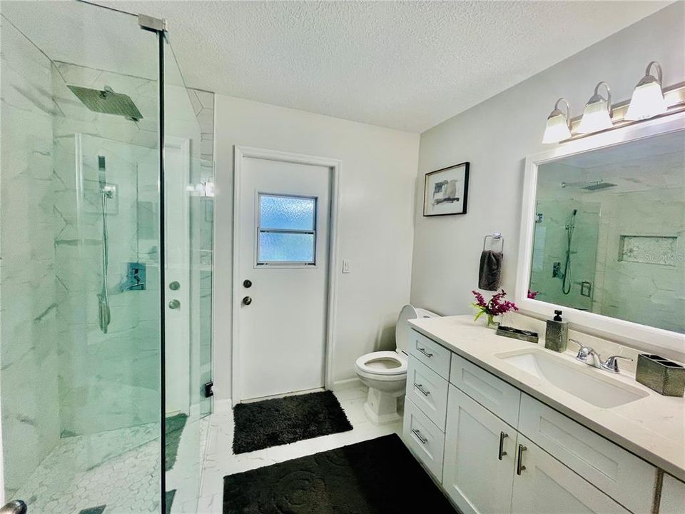 En Suite bathroom with access to lanai