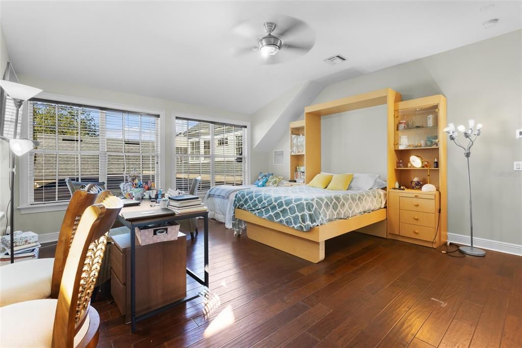 Garage Apt with Murphy Bed